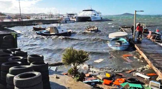 Ayvalık’ta kuvvetli fırtına hayatı olumsuz etkiledi