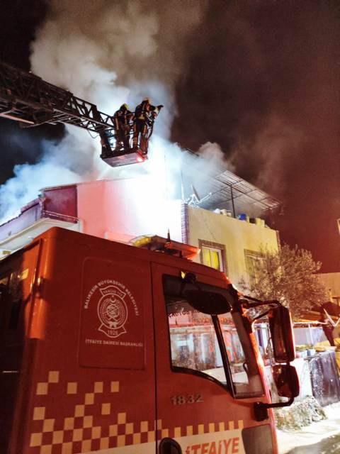 Karesi’de Gece Yarısı Çatı Yangını: İtfaiye Alevlere Anında Müdahale Etti