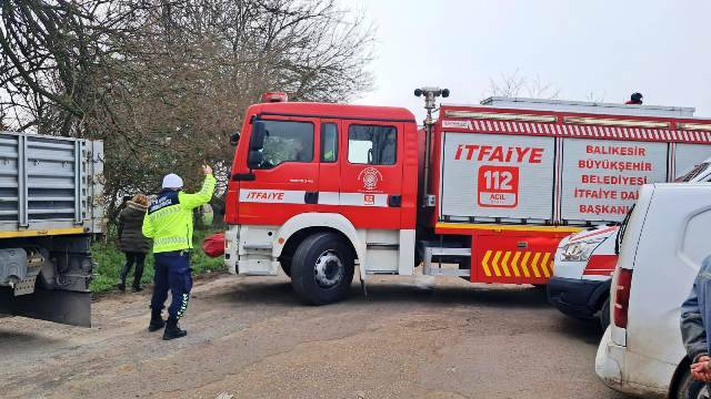 Altıeylül’de Şarampole Uçan Otomobil Yan Yattı:
