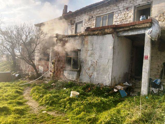 Savaştepe’de 2 katlı evde yangın