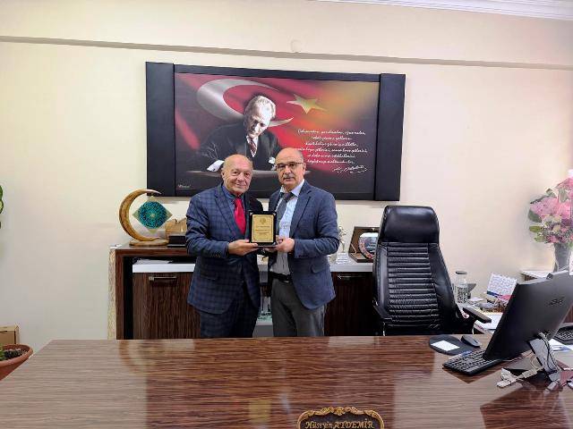 Kardelen’den  Aydemir’e Teşekkür Plaketi