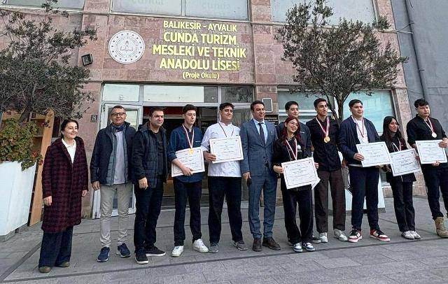 Ayvalıklı Şef Adayı Öğrenciler İstanbul’dan 15 Madalya İle Döndü
