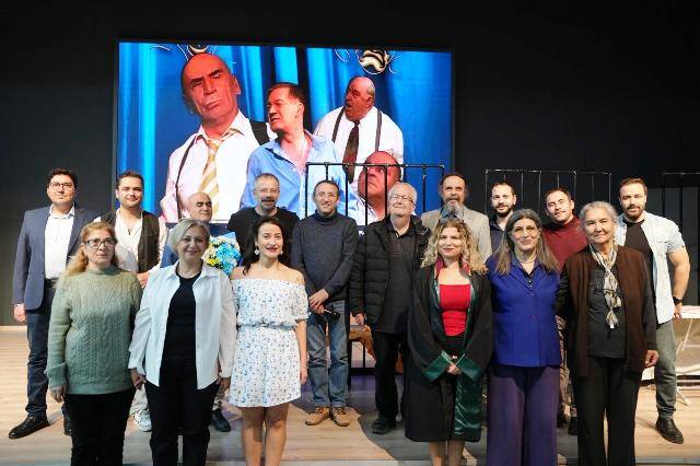 Gömeç Kent Tiyatrosu “Çok Tuhaf Soruşturma” İle Kahkahaya Boğdu!