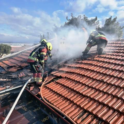 Burhaniye’de 2 katlı evin çatısında yangın