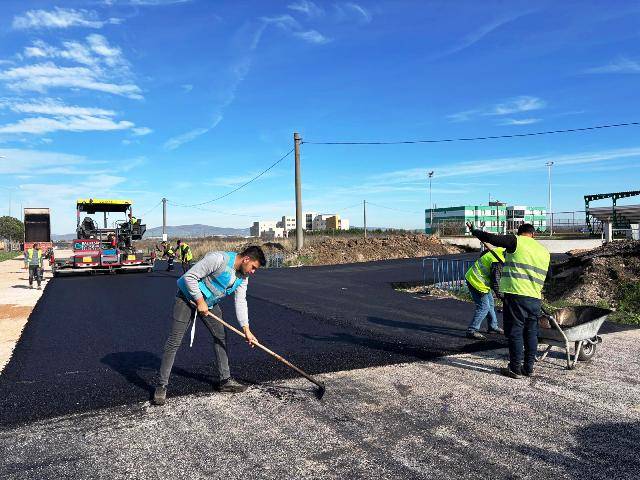 Büyükşehir Belediyesi Gönen’de son 1 ayda 3 kilometre yolu asfaltla kapladı