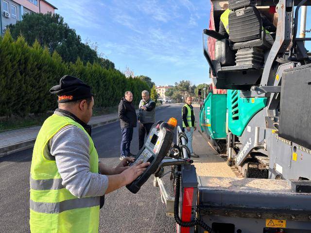 Büyükşehir Belediyesi Gönen’de son 1 ayda 3 kilometre yolu asfaltla kapladı