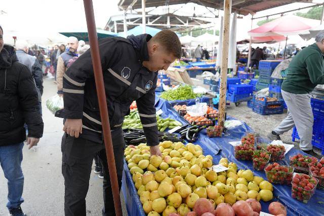 Burhaniye Belediyesi Zabıta Ekipleri Pazar Denetimlerini Sürdürüyor