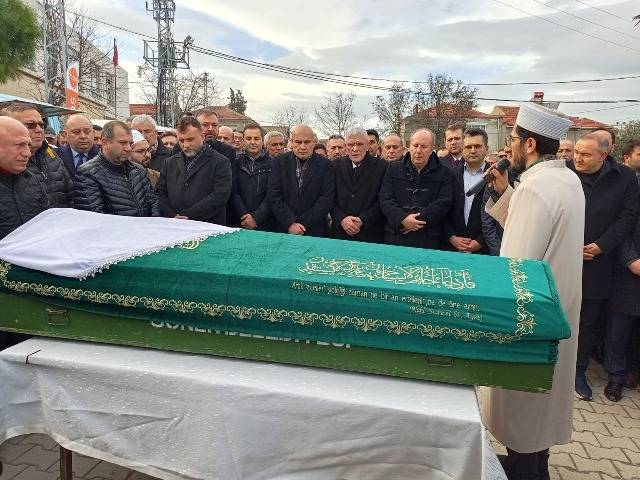 Siyasette acı gün: Turhan Çömez’in annesi hüzünle toprağa verlldi