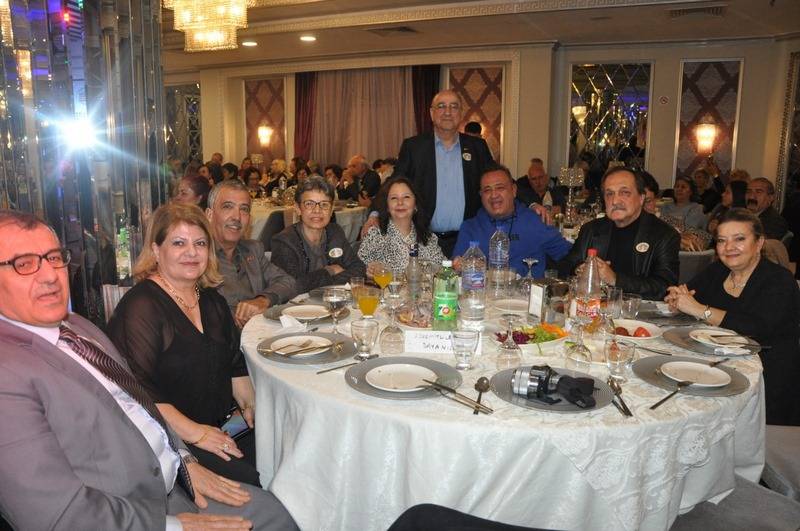 Aynı sıralarda okuyan Edremit Lisesi mezunları bu kez yıllar sonra aynı masalarda bir araya geldi