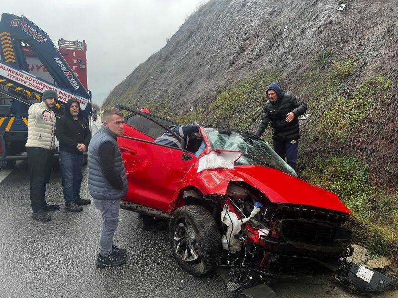 Balıkesir otobanda yek taraflı kaza: 2 yaralı