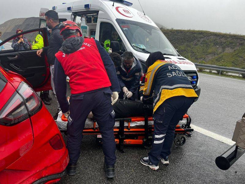 Balıkesir otobanda yek taraflı kaza: 2 yaralı