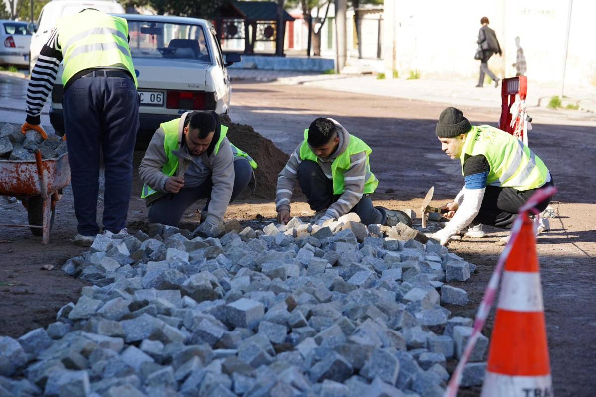 Ayvalık’ta yol bakım ve onarım çalışmaları sürüyor
