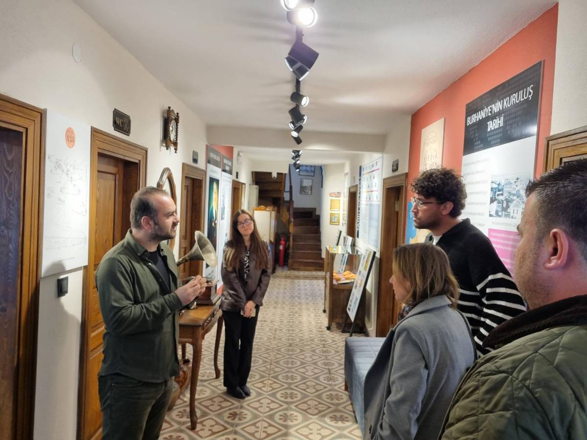 Ayvalık Alan Başkanlığı ekibinden Burhaniye Kent Arşivi’ne ziyaret