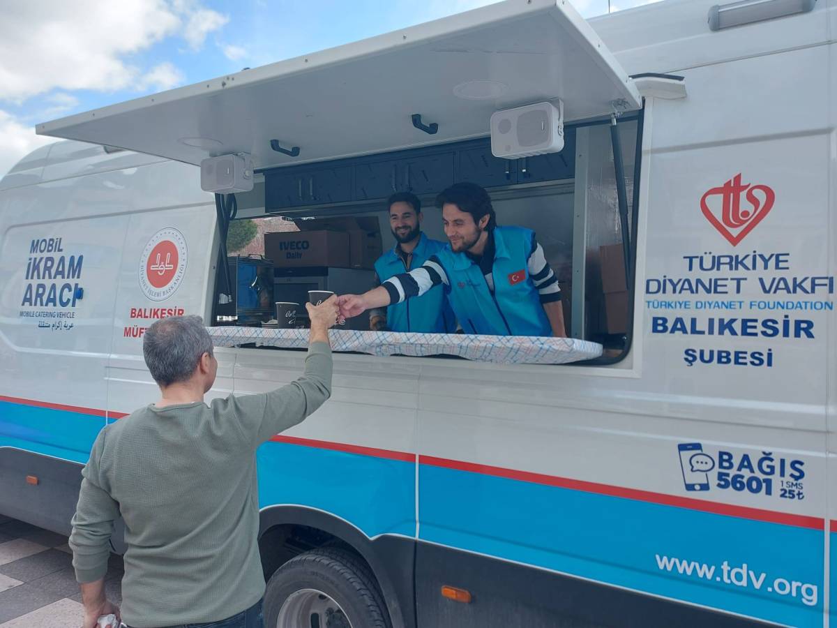 Sındırgı’da Vatandaşlara Mobil İkram Aracıyla Çorba Dağıtımı