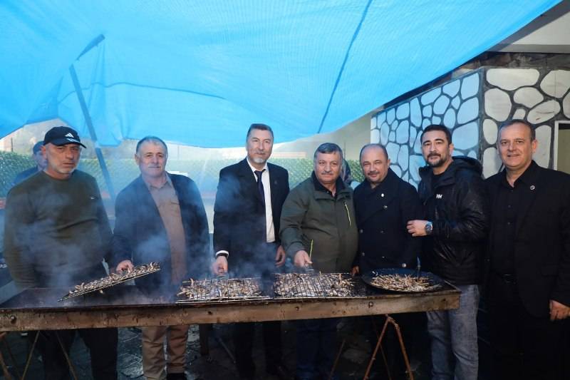 Edremit’te 10. Hamsi İkramı Yağmura Rağmen Gerçekleştirildi