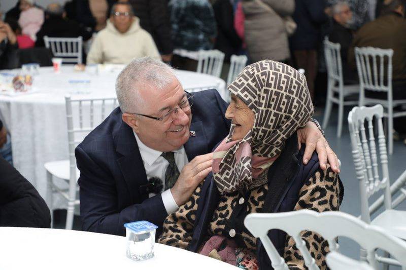 Edremit Belediyesi İlk İftar Sofrasını Tuzcumurat’ta Kurdu