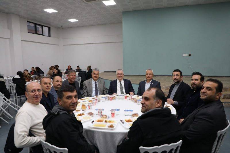Edremit Belediyesi İlk İftar Sofrasını Tuzcumurat’ta Kurdu