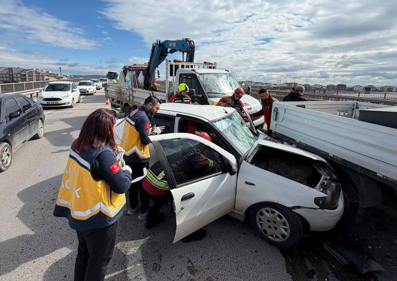 Bandırma’da iki aracın karıştığı kazada 2 kişi yaralandı
