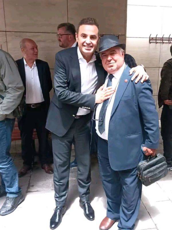 Şapkalı muhtar yine şapka çıkarttı: Davulcu bulamayan muhtar kendisi çalmaya başladı