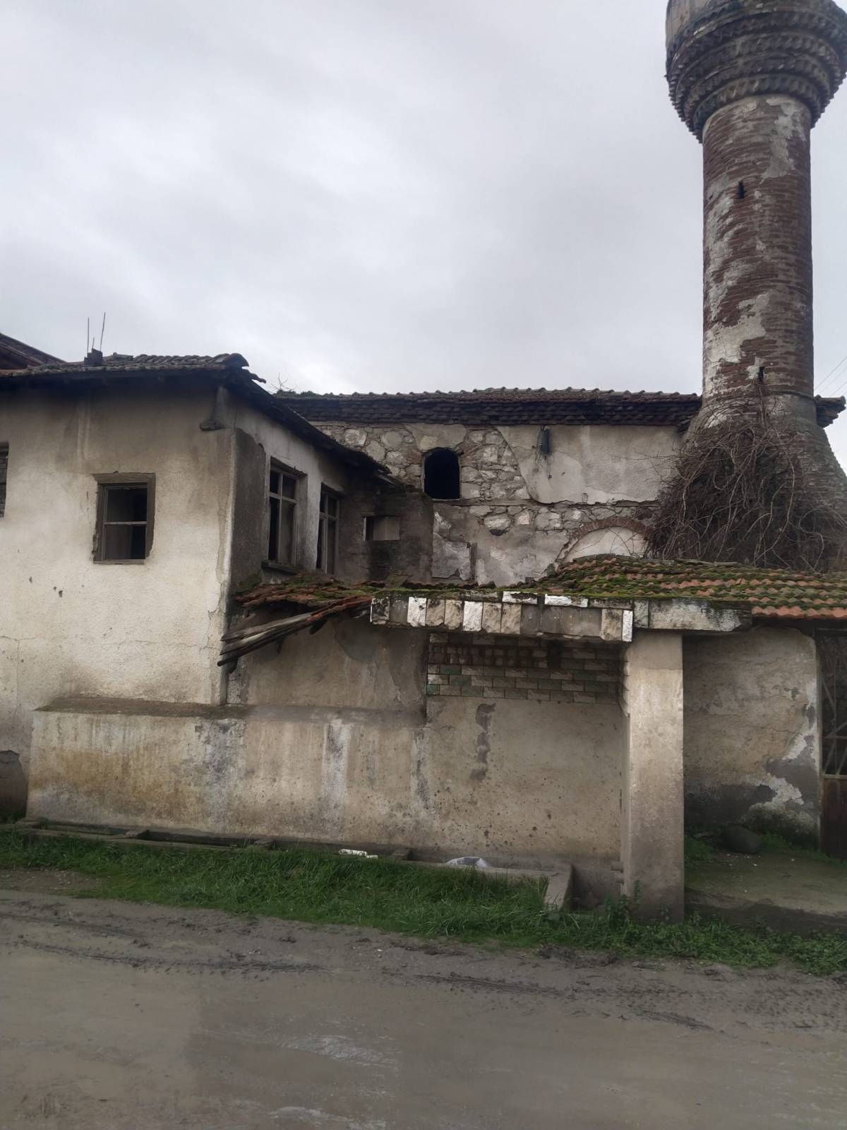 Balıkesir de eski cami kaderine terk edildi