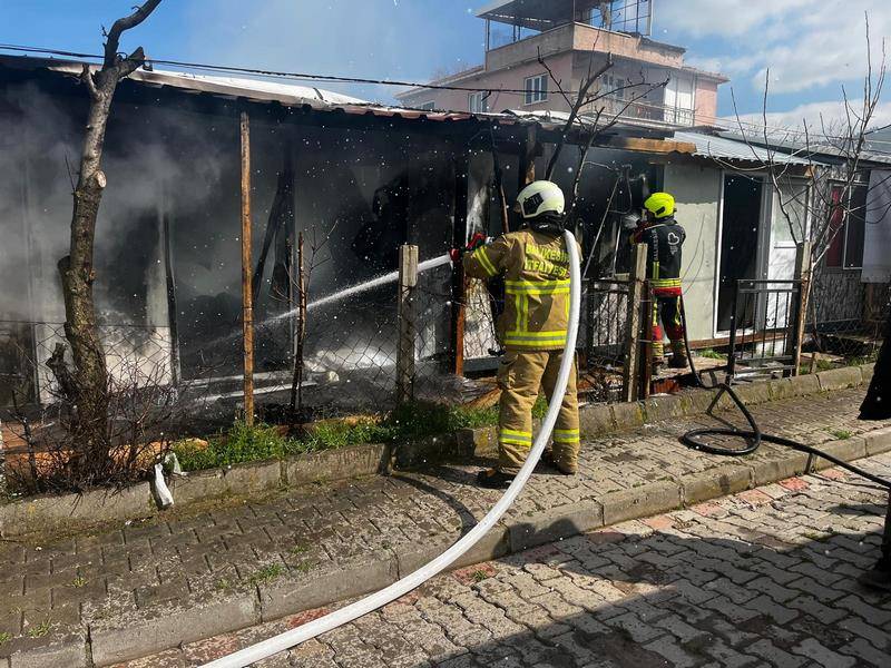 Sındırgı’da konteyner yangını