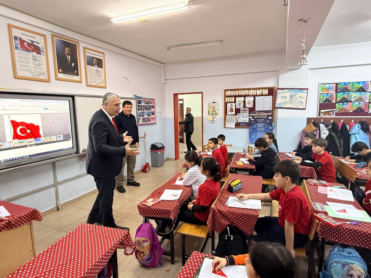 Burhaniye'de ikinci dönemin ilk zili ''İlk Dersimiz Bayrak'' ile başladı