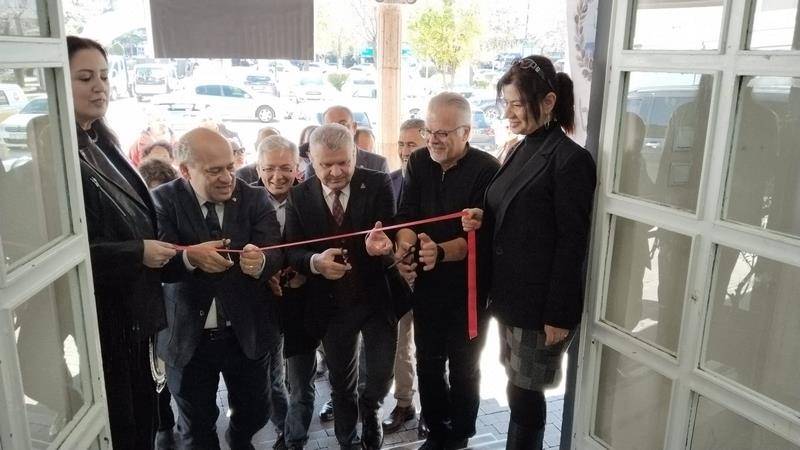 Edremit’te karma fotoğraf sergisi açıldı