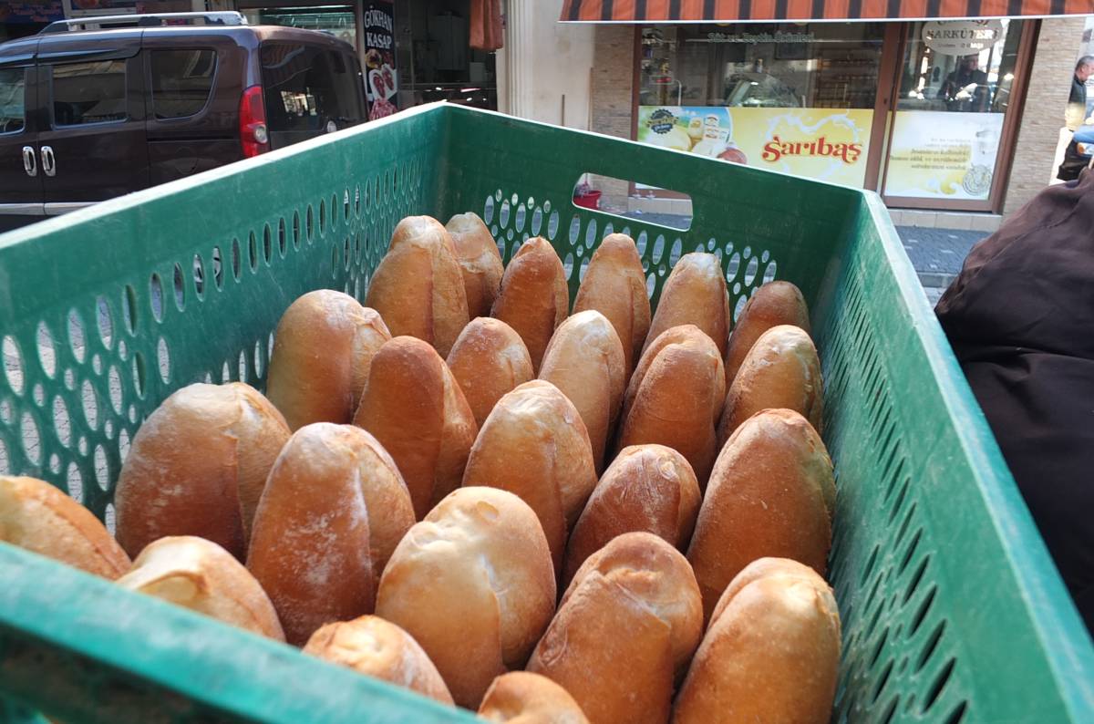 Burhaniyeli genç ekmeğini ekmek kuryeliğinden kazanıyor