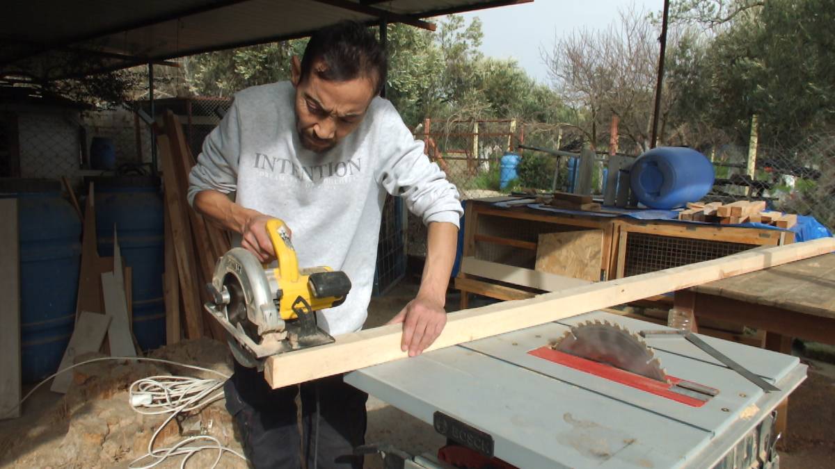 Burhaniyeli bakkal gezen tavuk kümesi yaptı