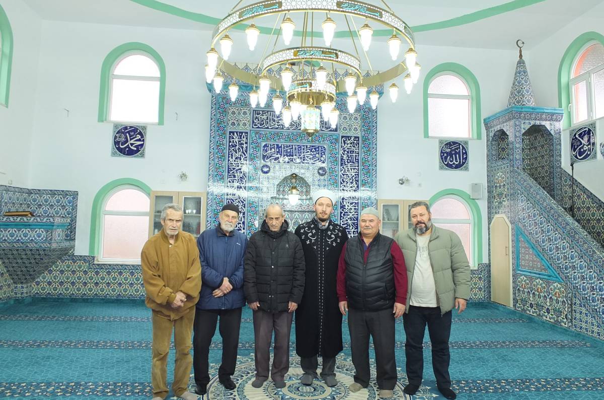 Burhaniye’de Hacı Gürsesler Cami imece ile ışıl ışıl  oldu