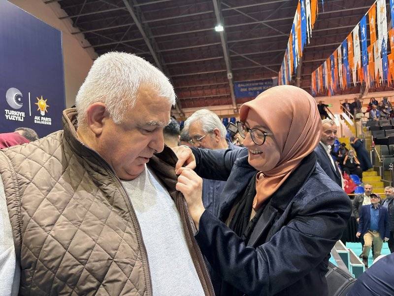 Balıkesir’de AK Parti’ye Toplu Katılım: Kurtdereli Spor Salonu’nda Coşkulu Toplantı