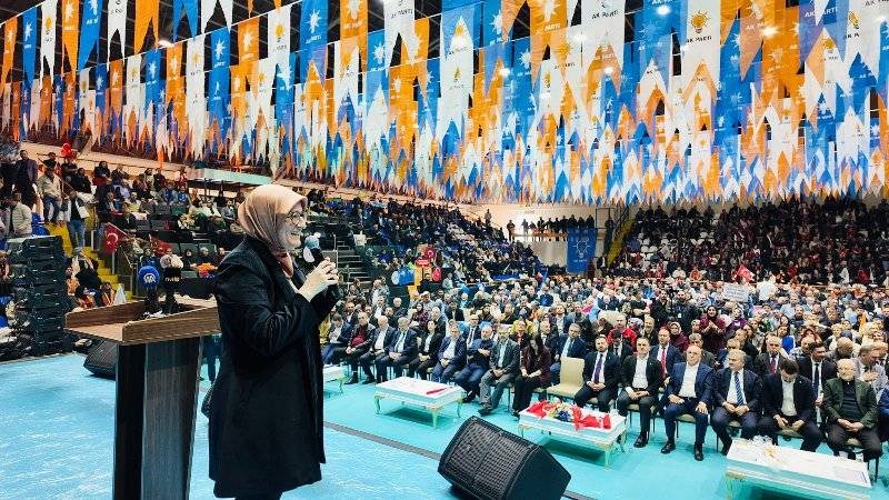 Balıkesir’de AK Parti’ye Toplu Katılım: Kurtdereli Spor Salonu’nda Coşkulu Toplantı