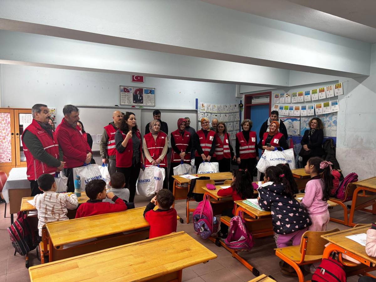Türk Kızılay’ı Burhaniye'de 158 öğrenciyi sevindirdi