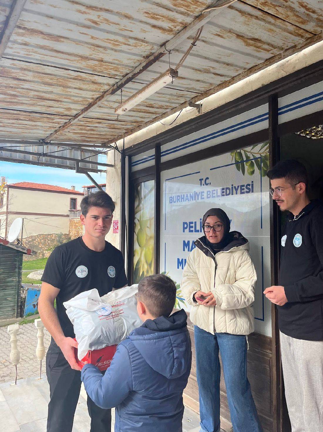 Burhaniye de İhtiyaç Sahibi Öğrencilere Kışlık Destek Sağlandı