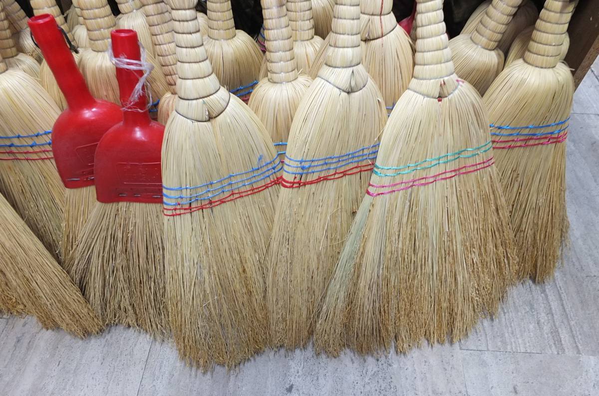 Burhaniye de Ot Süpürgelerine ilgi devam ediyor