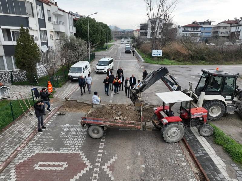 Edremit’te yol seferberliği sürüyor: 14 ekip aynı anda sahada