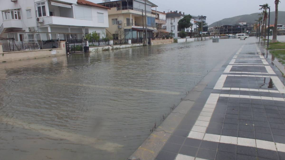Burhaniye’de Deniz kabardı yollar göle döndü