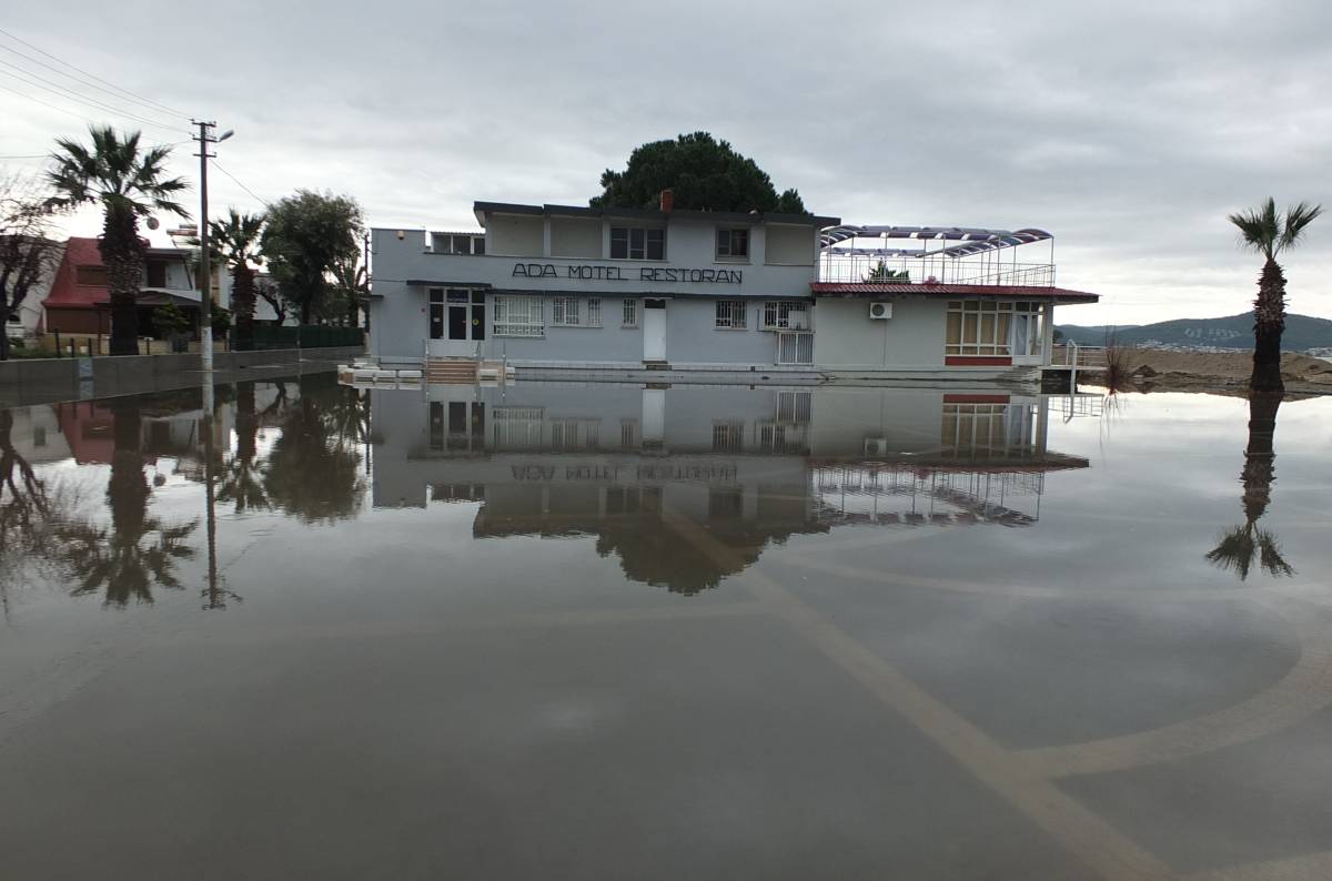 Burhaniye’de sağanak yolları göle çevirirken denizi bulandırdı