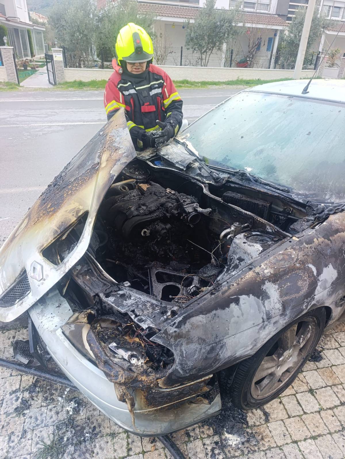 Burhaniye’de Araç Yangını Paniğe Neden Oldu