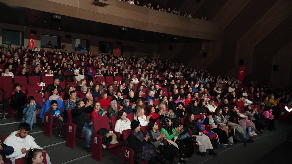 Başkan Akın’ın yarıyıl armağanı çocukları da aileleri de sevindirdi