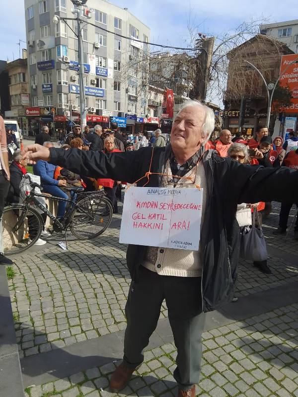 Edremit’te Emekliler Meydandaydı: “Mutfak Yanıyor, Emekli Ağlıyor”