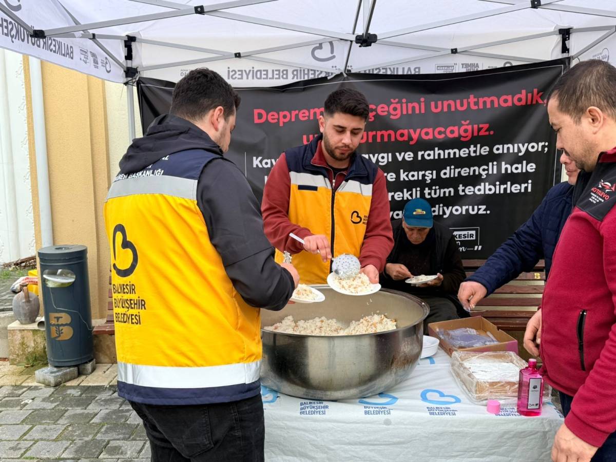 Büyükşehir deprem şehitleri anısına 20 ilçede pilav dağıttı