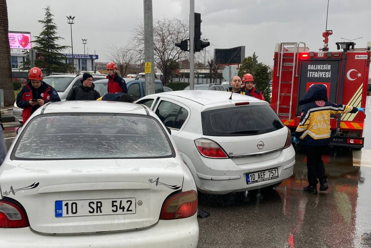 Tren Garı önünde çift taraflı kaza
