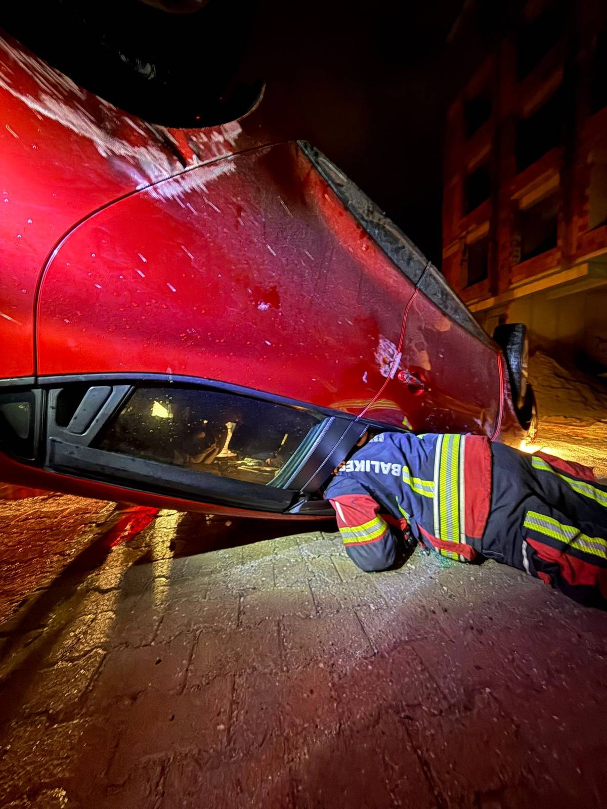 Edremit’te park halindeki araca çarpan otomobil takla attı