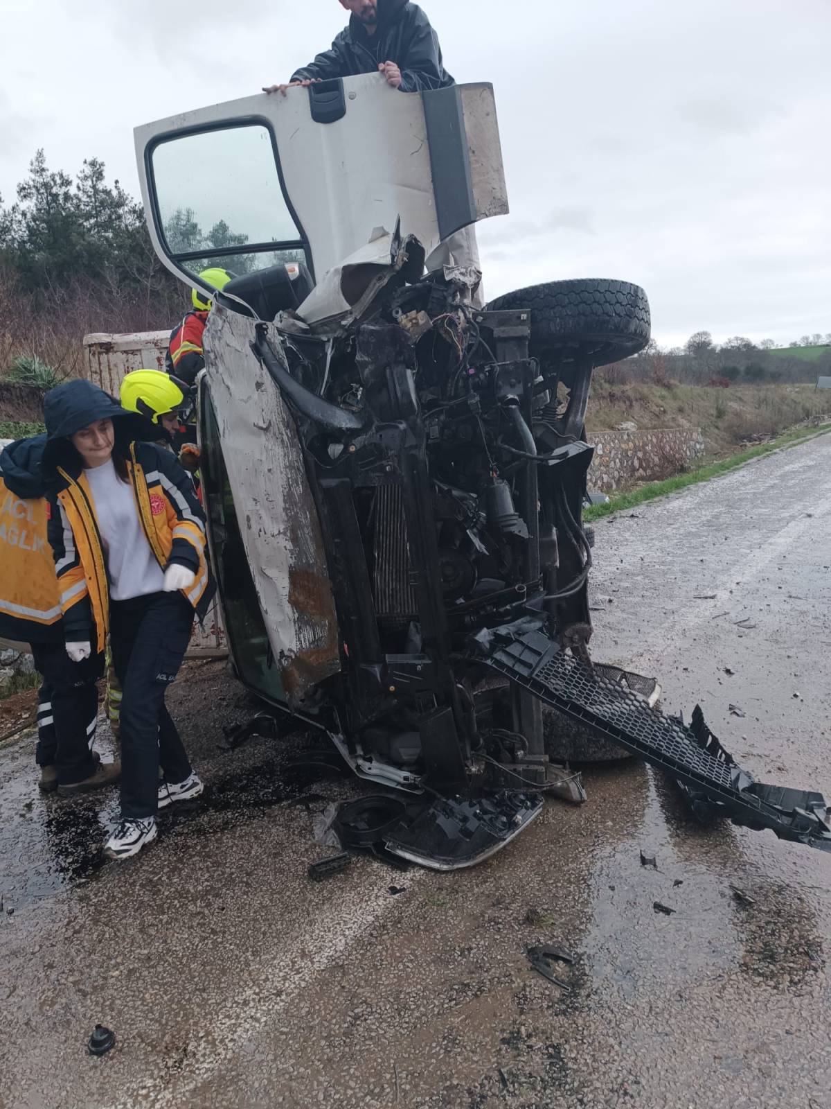 Gönen’de Kamyon Devrildi: Sürücü Sıkıştı