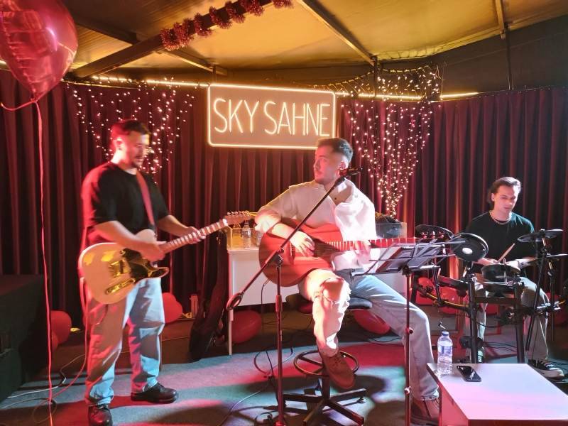 3 Arkadaş Orkestrası SKY Sahne’de büyük ilgi gördü