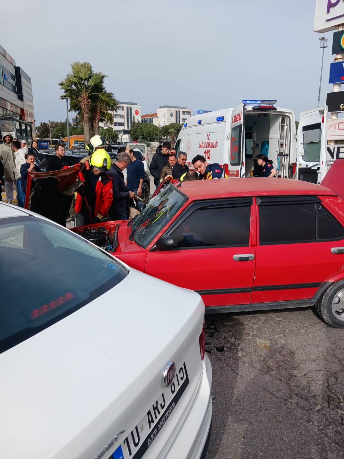 Ayvalık’ta Çift Taraflı Trafik Kazası: 5 Kişi Hafif Yaralandı