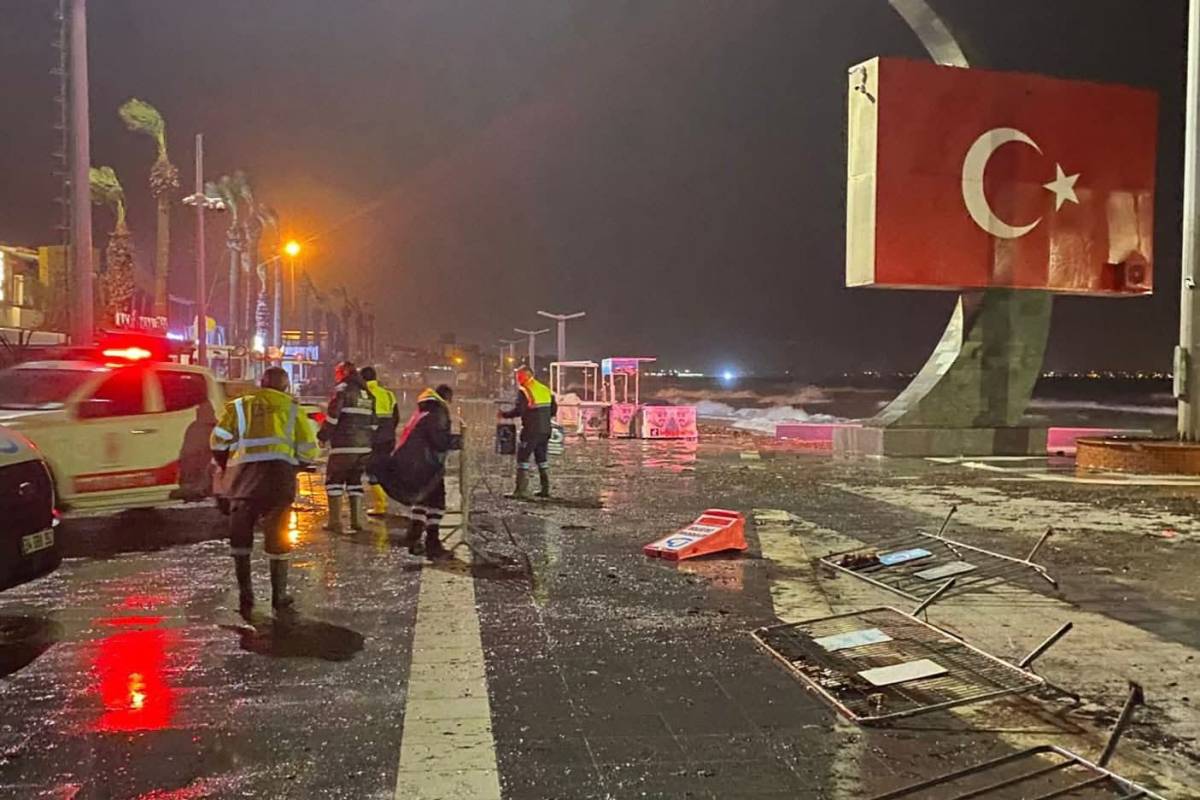 Büyükşehir’de Fırtına Alarmı: Ekipler Gece Boyu Sahadaydı