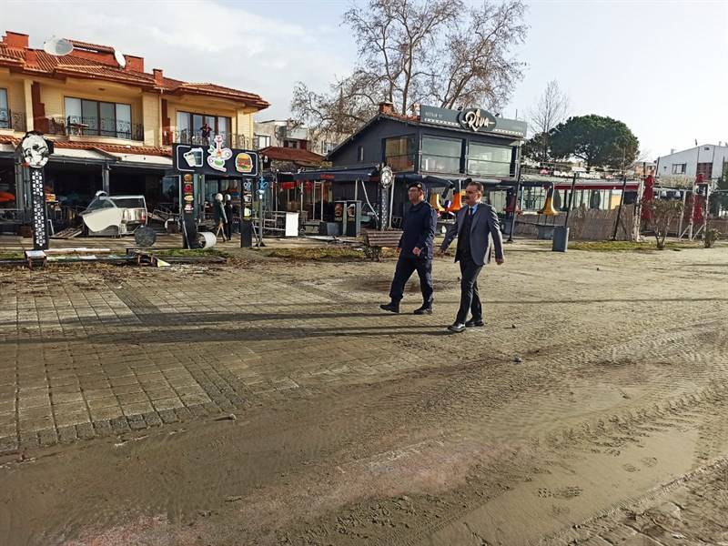 Kaymakam Odabaş, Altınoluk’ta deniz taşkını bölgelerini inceledi