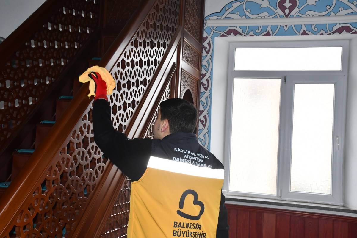 Büyükşehirden camilerde gül kokulu temizlik